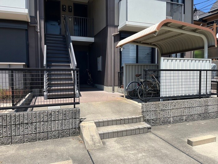 物件外観写真6　(エントランス部分)