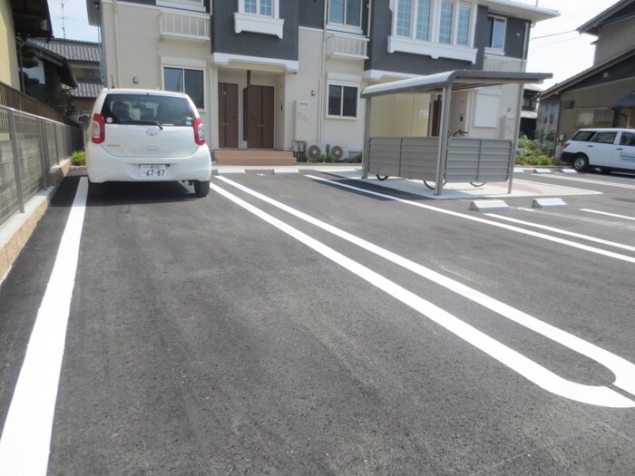 物件外観写真6　(駐車場)