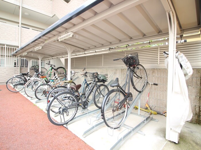 物件外観写真4　(駐輪場)