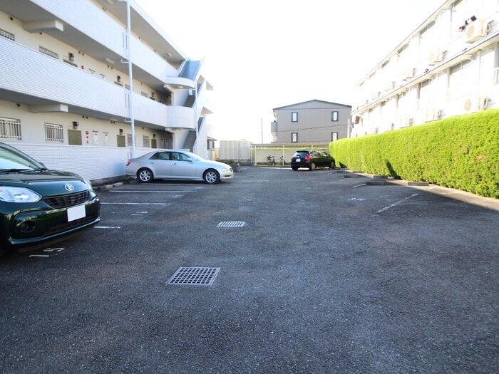 物件外観写真3　(駐車場)