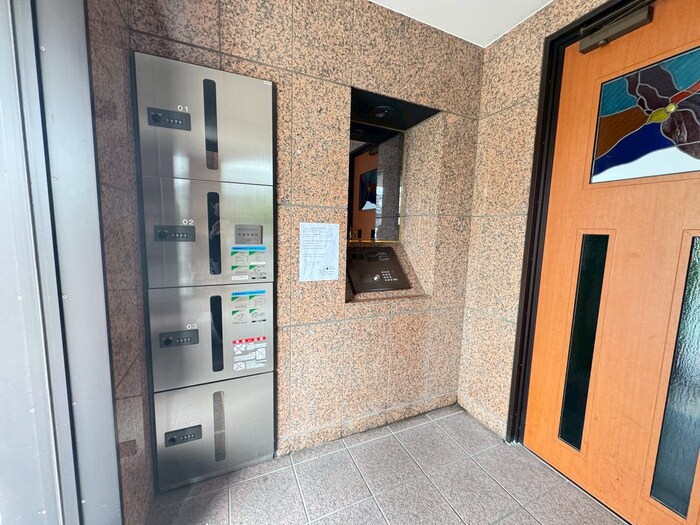 物件外観写真3　(エントランス部分)