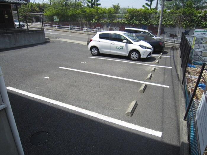 物件外観写真4　(駐車場)