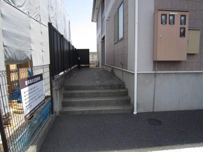 物件外観写真6　(エントランス部分)