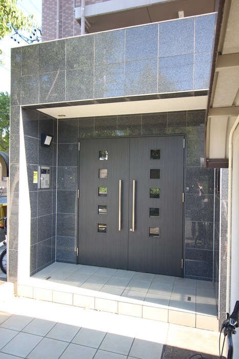 物件外観写真6　(エントランス部分)