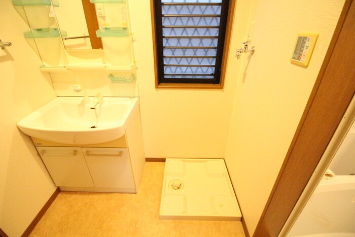 物件内観写真12　(洗濯機置場)