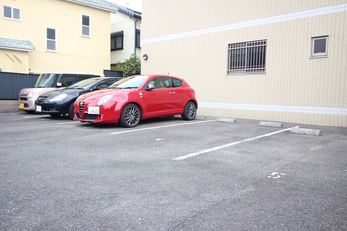物件外観写真3　(駐車場)