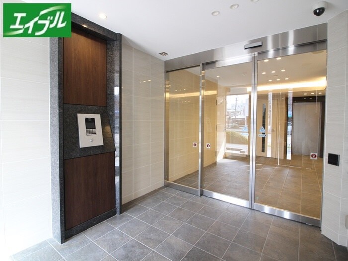 物件外観写真4　(エントランス部分)