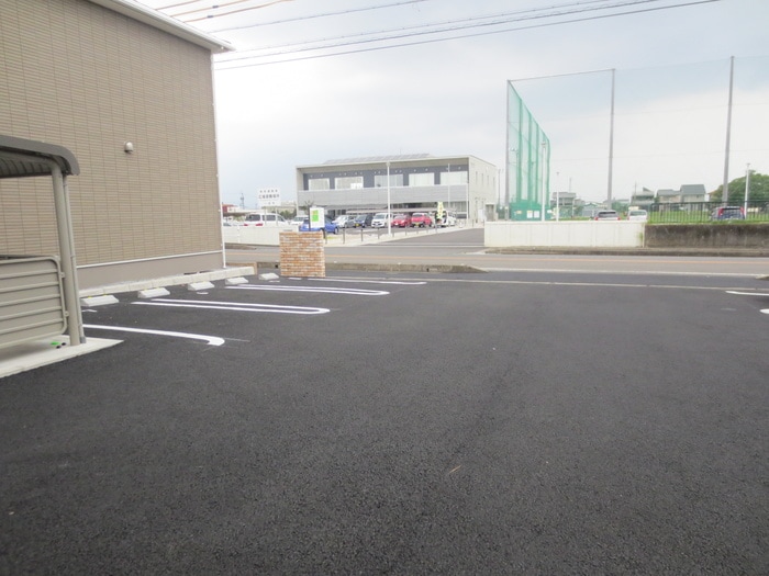 物件外観写真6　(駐車場)