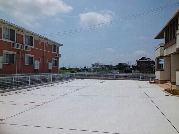 物件外観写真2　(駐車場)