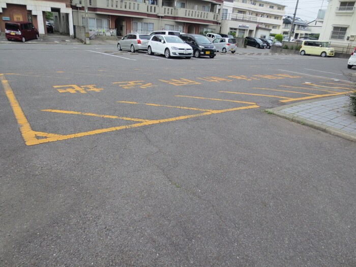 物件外観写真6　(駐車場)