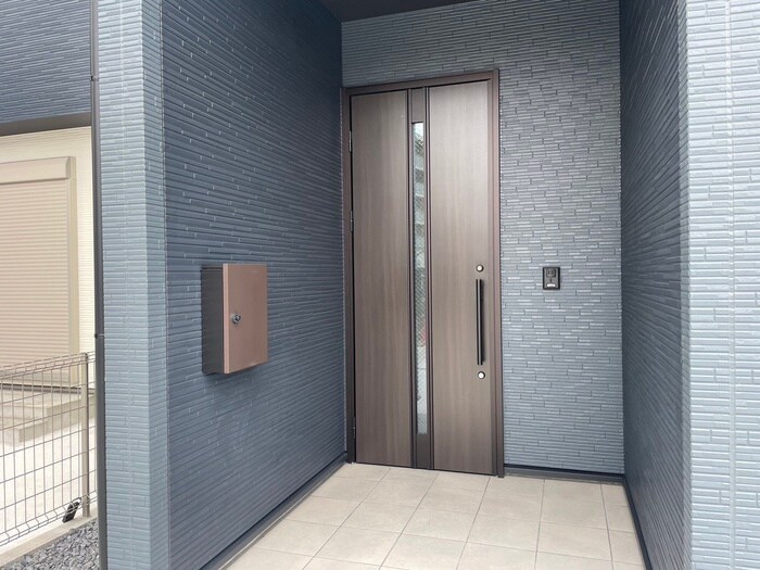 物件外観写真4　(エントランス部分)