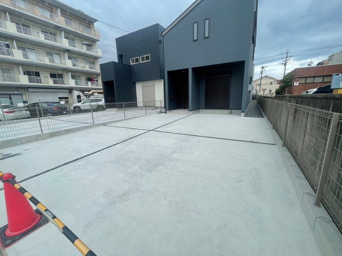 物件外観写真5　(駐車場)