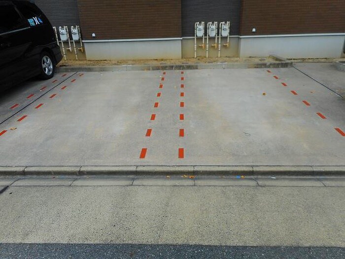 物件外観写真2　(駐車場)