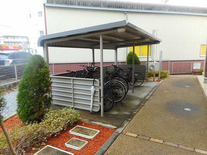 物件外観写真4　(駐輪場)