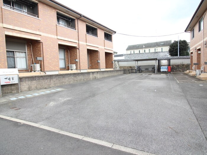 物件外観写真6　(駐車場)