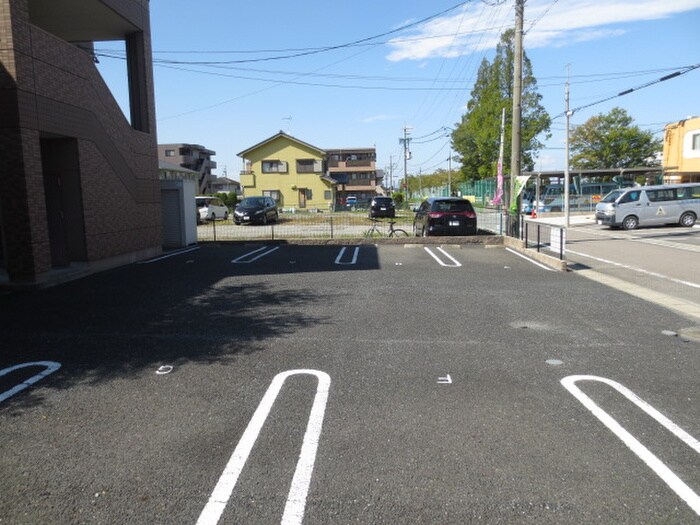 物件外観写真3　(駐車場)