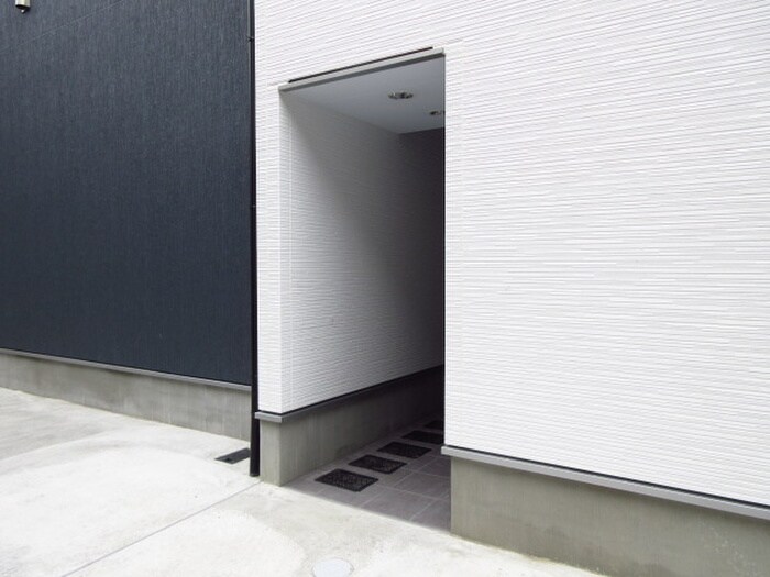 物件外観写真3　(エントランス部分)