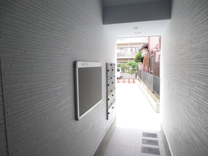 物件外観写真6　(エントランス部分)