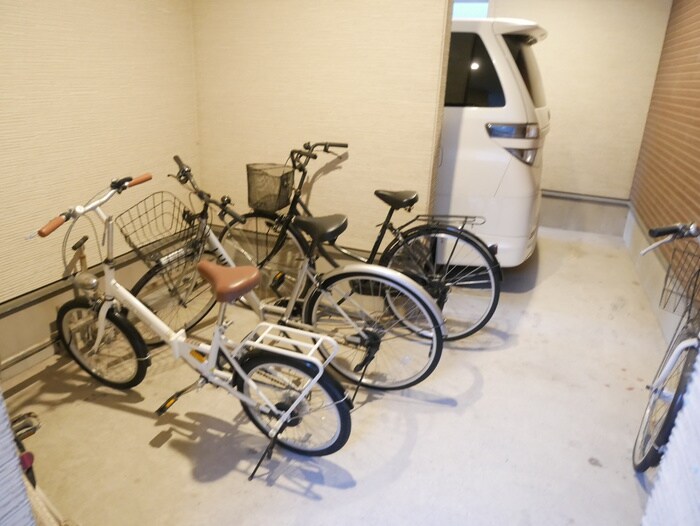 物件外観写真3　(駐輪場)