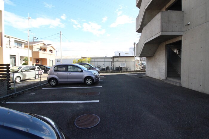 物件外観写真6　(駐車場)
