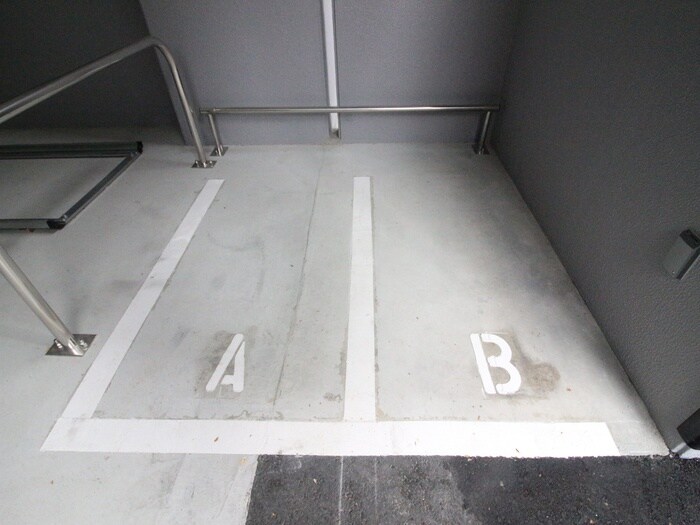 物件外観写真6　(バイク置き場)