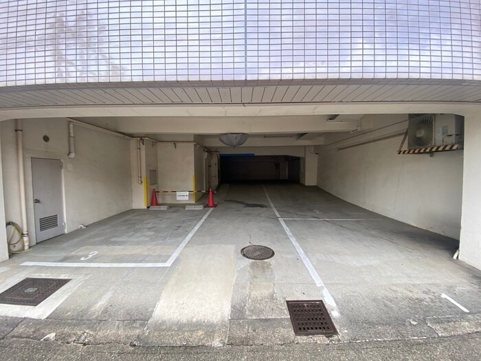 物件外観写真5　(駐車場)