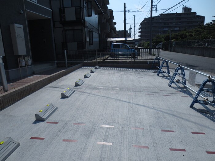 物件外観写真4　(駐車場)