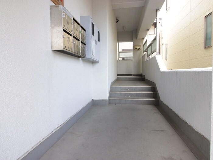 物件外観写真6　(エントランス部分)