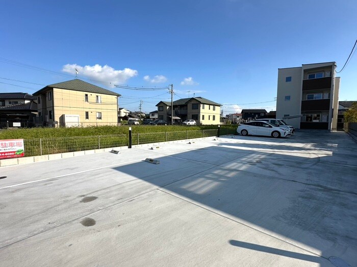 物件外観写真3　(駐車場)