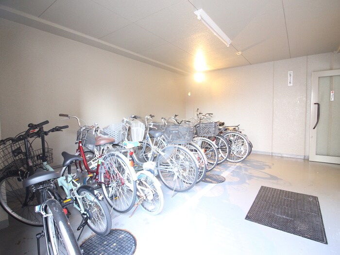 物件外観写真4　(駐輪場)