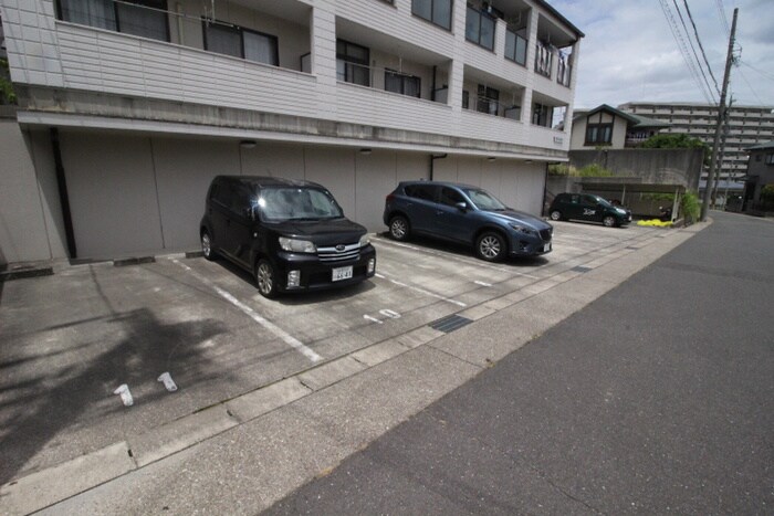 物件外観写真2　(駐車場)