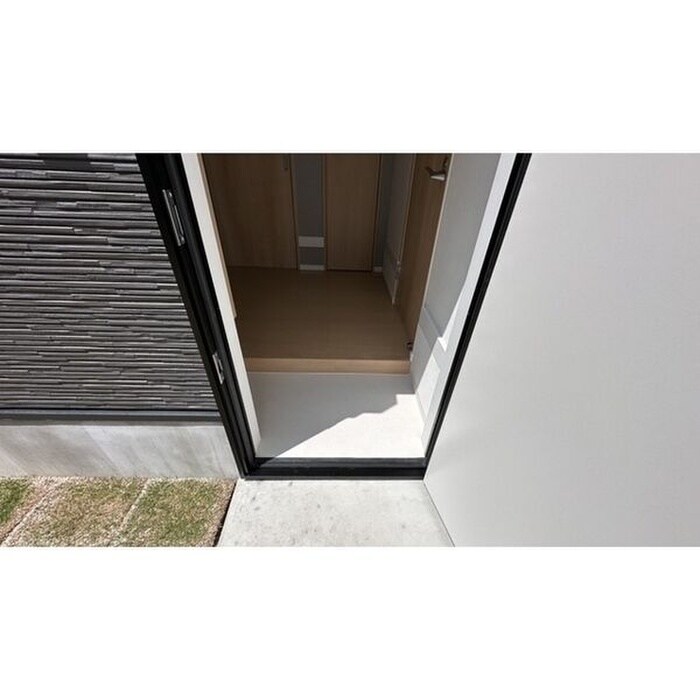 物件内観写真2　(玄関)