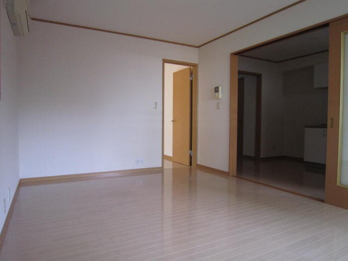 物件内観写真3　(居室)