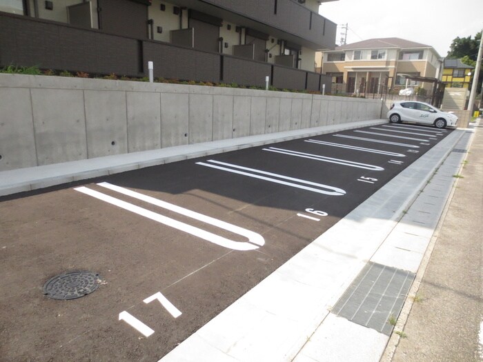 物件外観写真4　(駐車場)