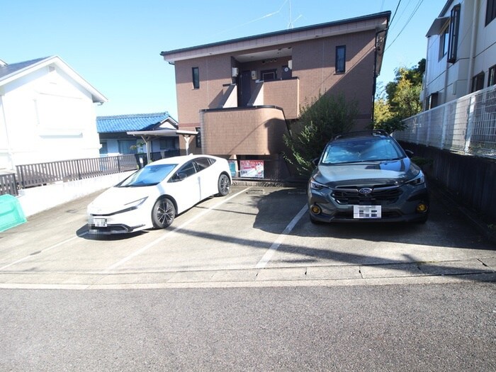 物件外観写真3　(駐車場)