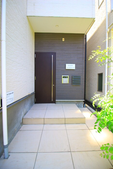 物件外観写真2　(エントランス部分)