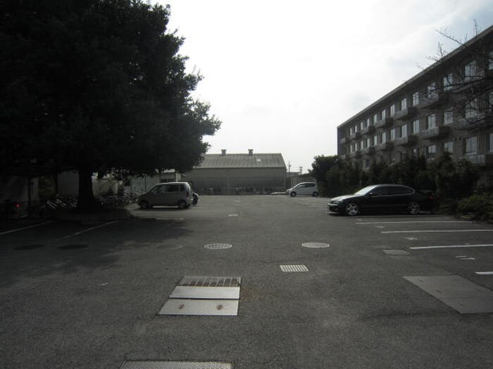 物件外観写真3　(駐車場)