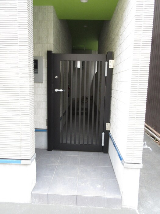 物件外観写真6　(エントランス部分)