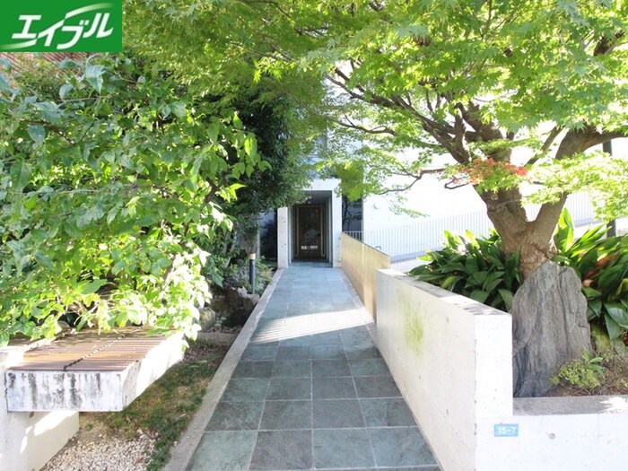 物件外観写真2　(エントランス部分)