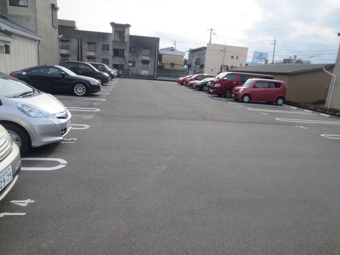 物件外観写真6　(駐車場)