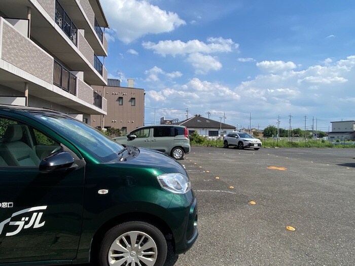 物件外観写真3　(駐車場)