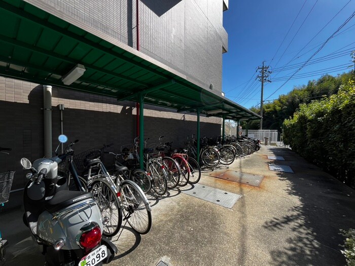 物件外観写真5　(駐輪場)