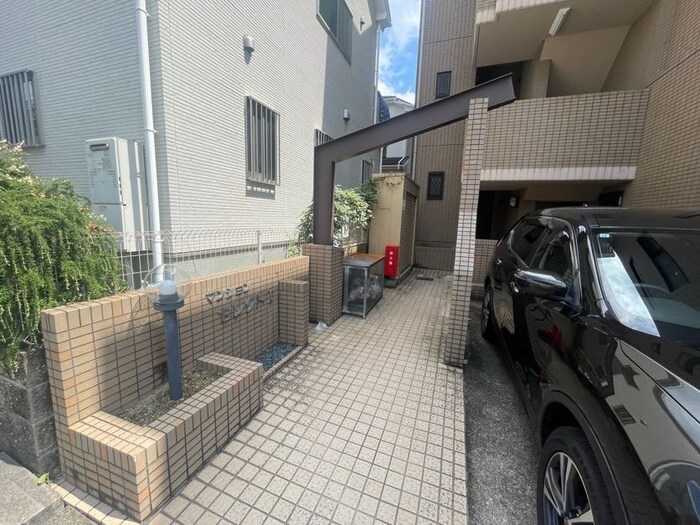 物件外観写真3　(エントランス部分)