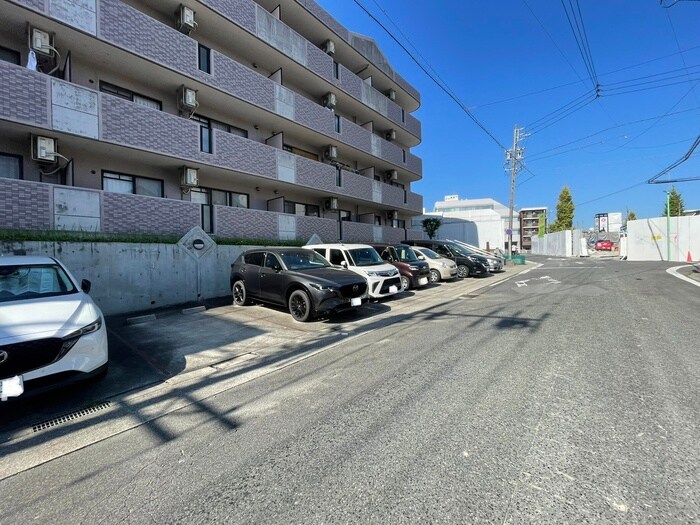 物件外観写真3　(駐車場)