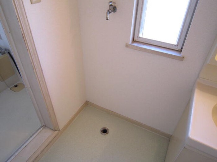 物件内観写真10　(洗濯機置場)