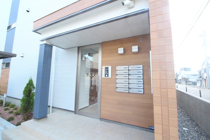 物件外観写真2　(エントランス部分)