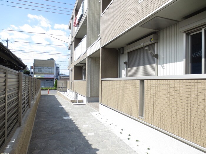 物件外観写真3　(エントランス部分)