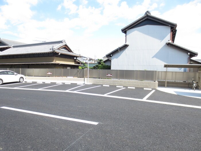 物件外観写真4　(駐車場)