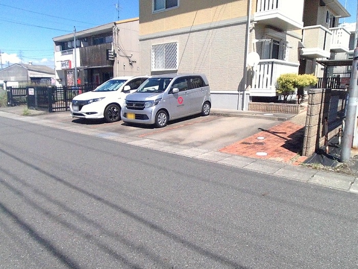 物件外観写真4　(駐車場)
