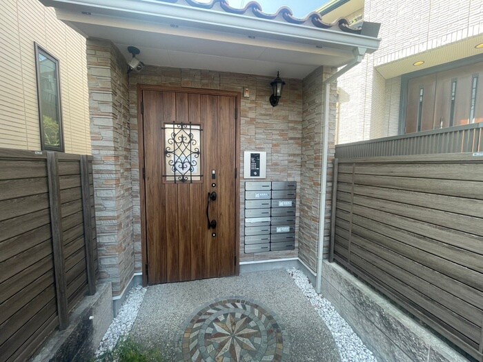 物件外観写真3　(エントランス部分)